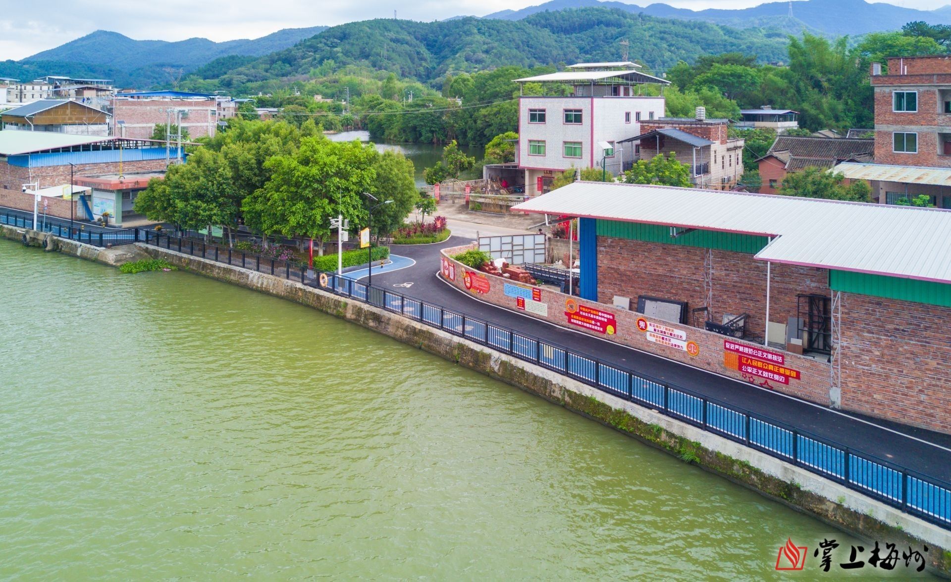 ↑長沙圩鎮(zhèn)碧道鋪設(shè)了瀝青并劃分跑道和自行車道，“顏值”再獲提升。（林翔 攝）